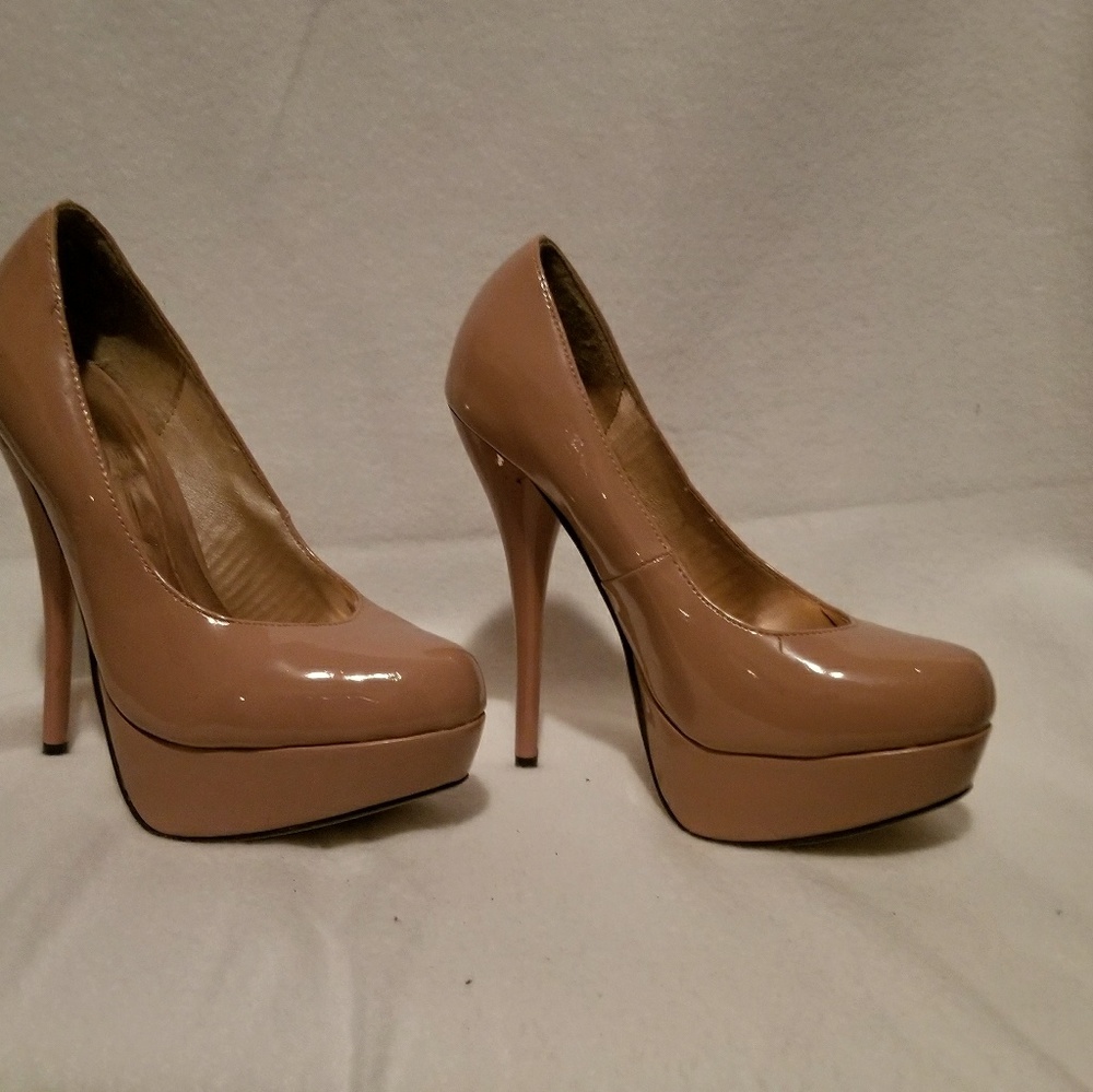 Nude pumps/heels